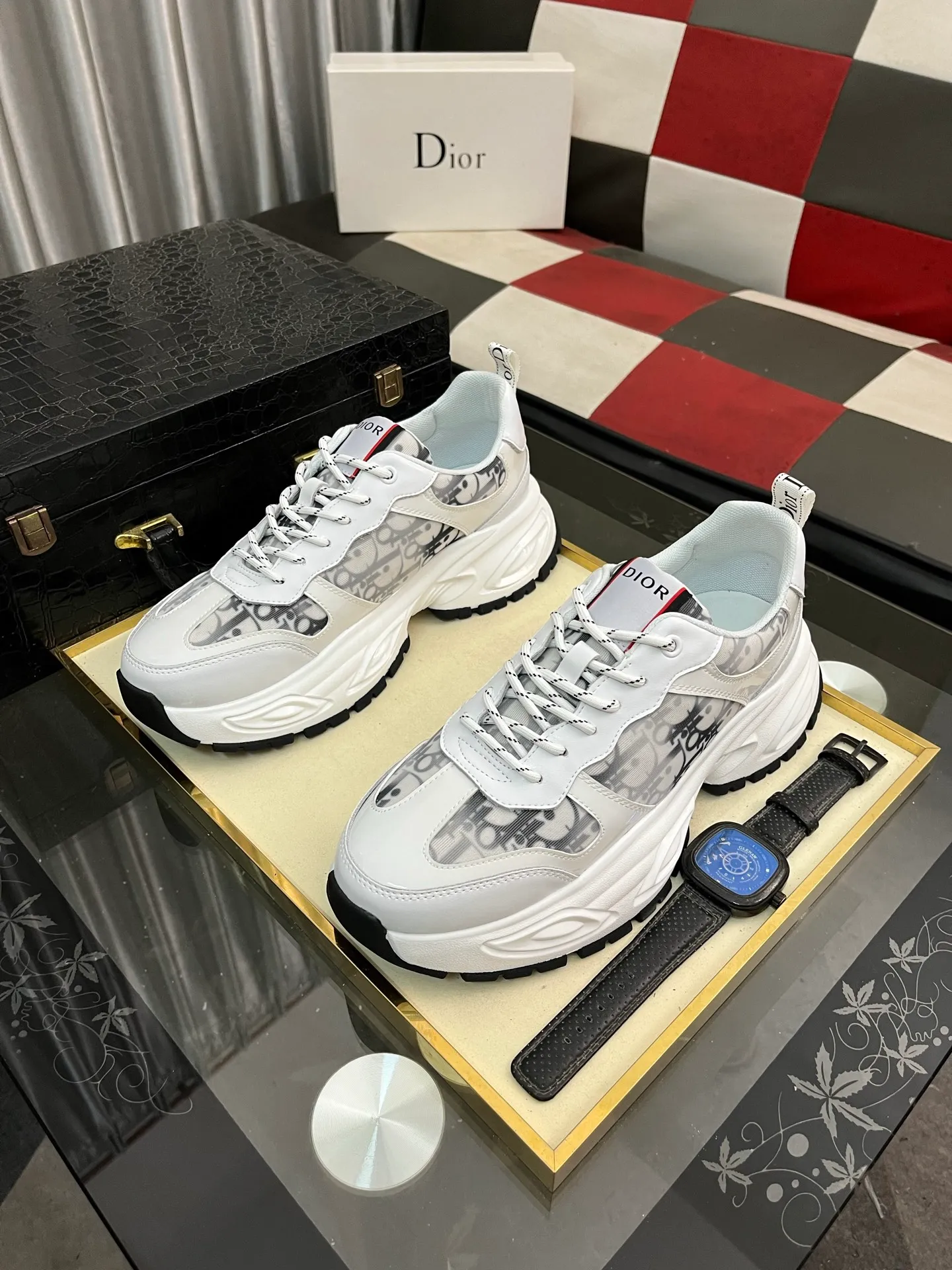 Men's men's shoes 💰458⌚️⌚️Dior's new 🆕low-cut casual sneakers, made of breathable mesh, with brand signature details on the shoe collar to enhance style. Fashionable and versatile, it can complement any look. With a sophisticated design that is both dynamic and modern, this new must-have shoe adds a new dimension to Dior's legacy, displaying modern elegance. Men's shoes 38-44 2️⃣ colors available
